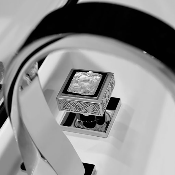 THG Masque de Femme metal grave Смеситель для раковины, 3 отв., цвет: хром