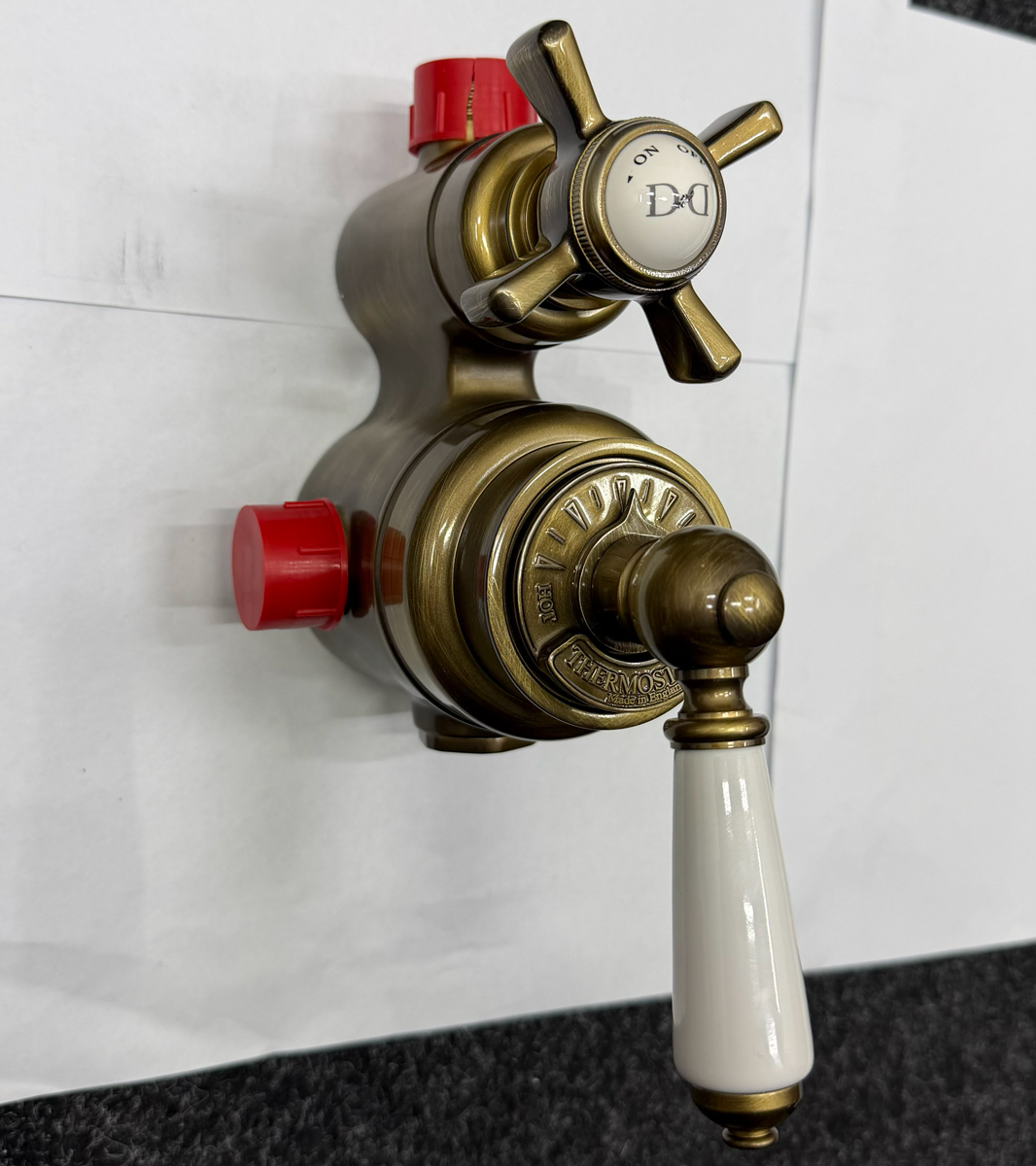 Devon&Devon Душевая стойка с термостатическим смесителем, верхний душ 20см, ручной душ, цвет: бронза