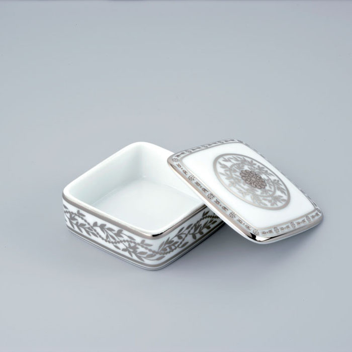 THG MARQUISE BLANC DECOR PLATINE Коробка для таблеток керамическая, квадратная 55х55 мм., настольная, декор платина, цвет: белый