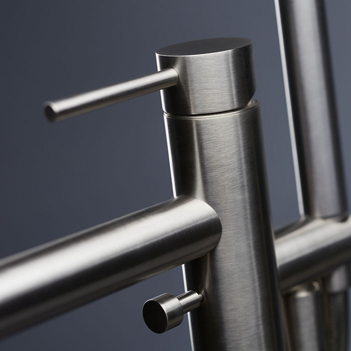 Newform X-STEEL 316 Смеситель для ванны напольный, излив 243 мм, в комплекте руч. душ, шланг, без встраиваемой части, цвет: INOX