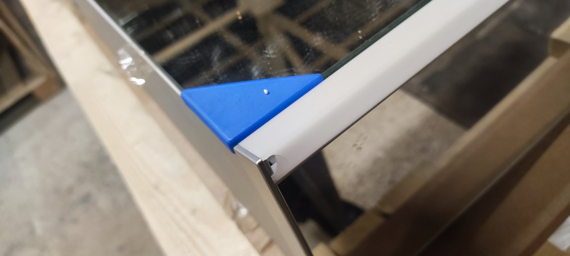 Laufen Frame Зеркальный шкаф 130x75см., LED-подсветка, алюминий, 3 двери, 2 розетки, с дефектом плафона