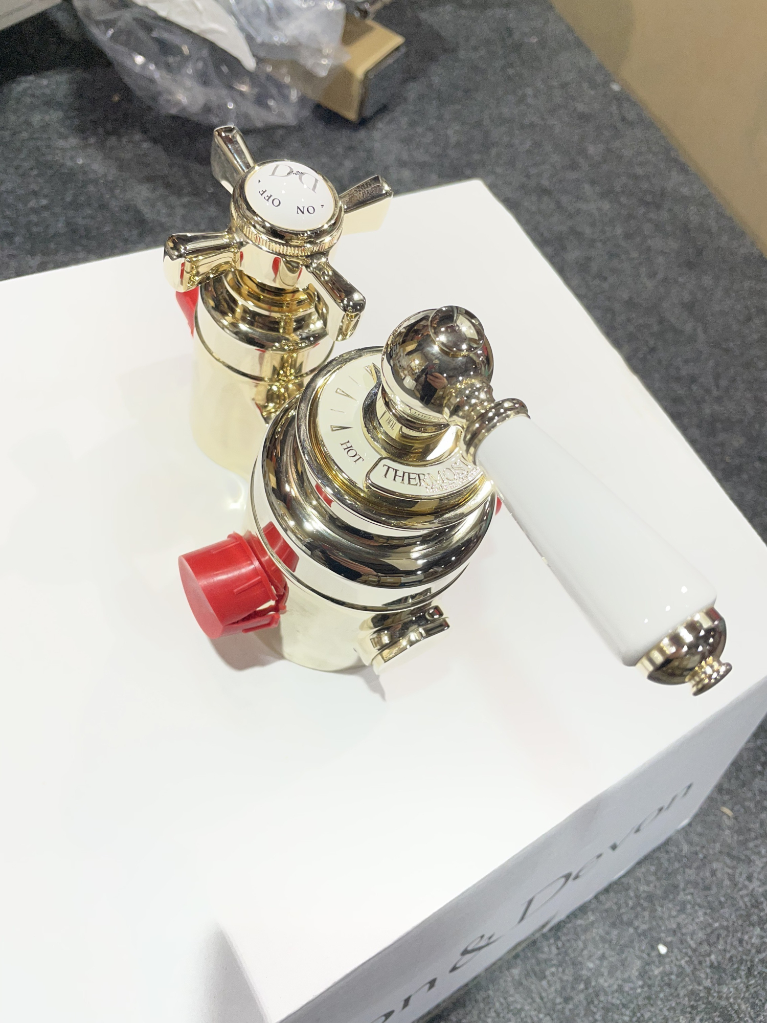 Devon&Devon Термостат наружного монтажа, для душевой для стойки, с белой ручкой, цвет: светлое золото