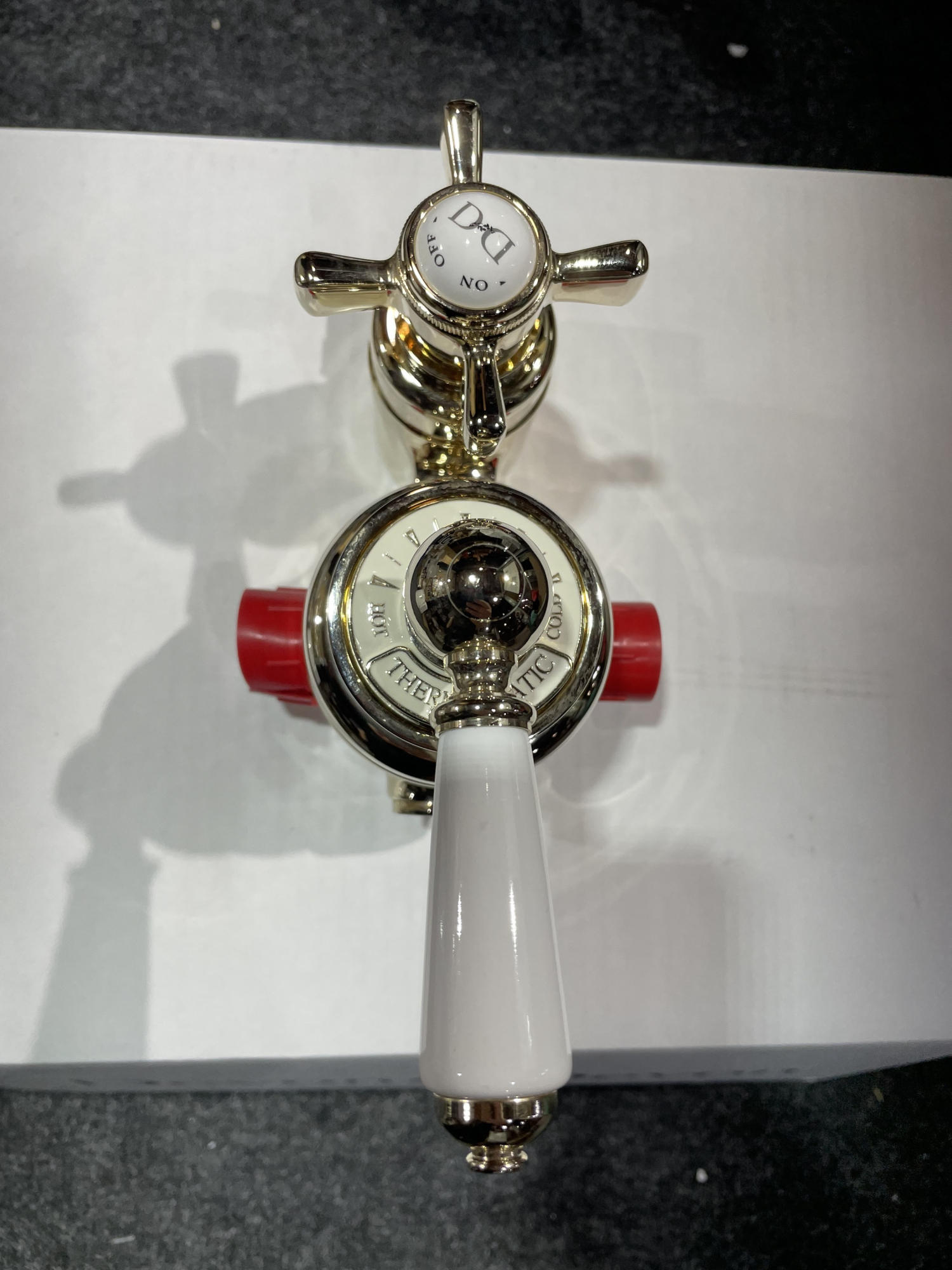 Devon&Devon Термостат наружного монтажа, для душевой для стойки, с белой ручкой, цвет: светлое золото