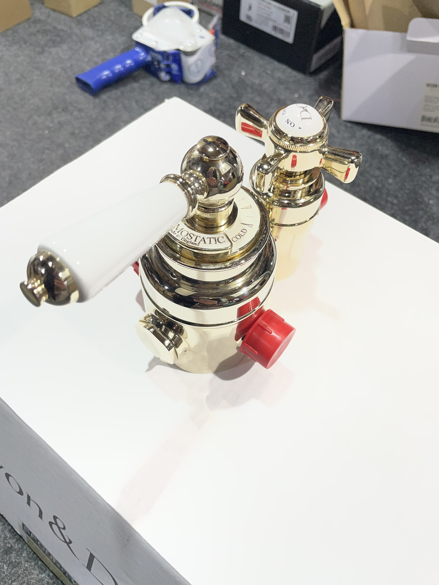 Devon&Devon Душевая стойка, с термостатическим смесителем, верхним душем 20см., и ручным душем, цвет: белый/светлое золото 